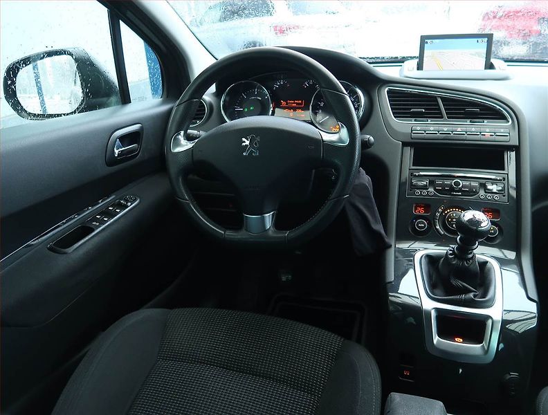 Peugeot 5008 (2013) Active 2.0 BlueHDi, 7 míst - fotka 7 z 17