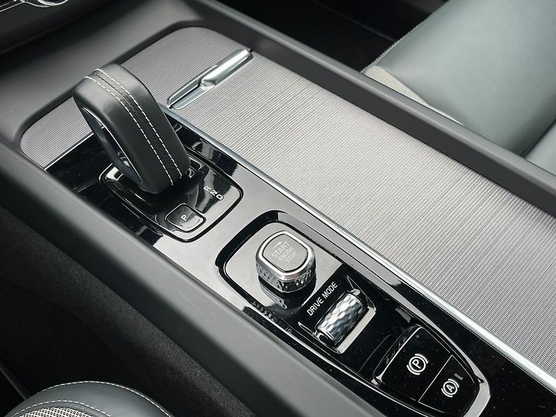 Volvo XC60 R-Design B5 AWD 184kW - fotka 21 z 26