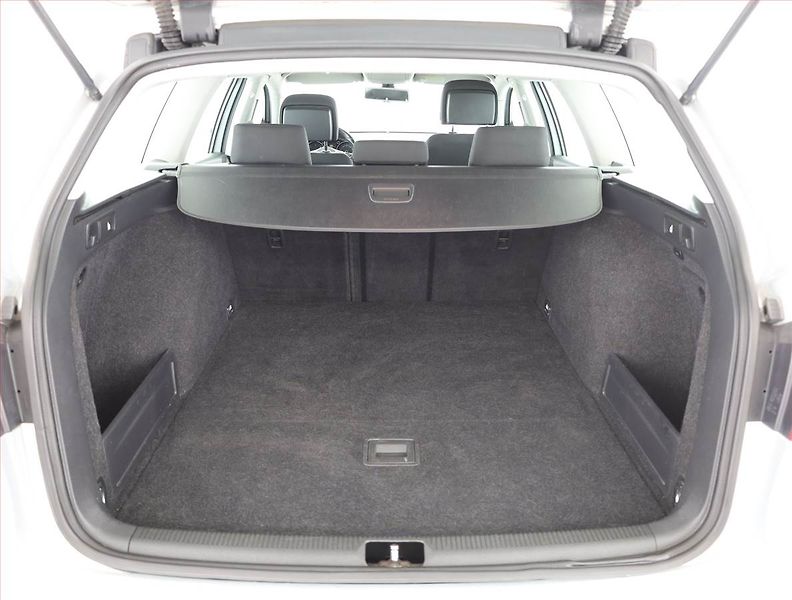 Volkswagen Passat (2011) 2.0 TDI, Tempomat - fotka 17 z 18