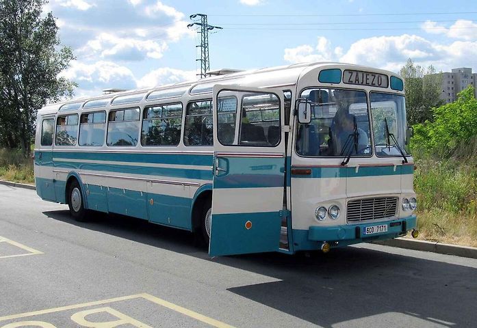 Jedním z autobusů, který si zahrál v komediální seriálu Chalupáři, byl vůz Karosa ŠD 11. Ten byl k vidění v sedmém díle s názvem Romeo z autobusu.