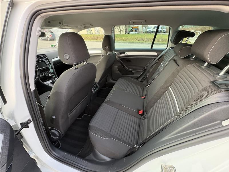 Volkswagen Golf 2,0 TDi 110kW CUP,Navi,Výhřev - fotka 31 z 40
