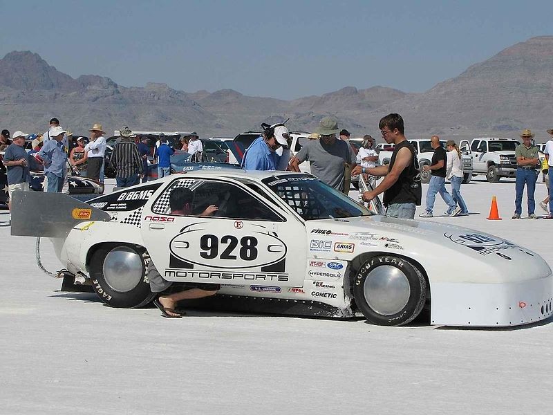 Vítejte v Bonneville Salt Flats! Cedule, která vítá návštěvníky solného jezera, kde se dosahuje rychlostních rekordů.