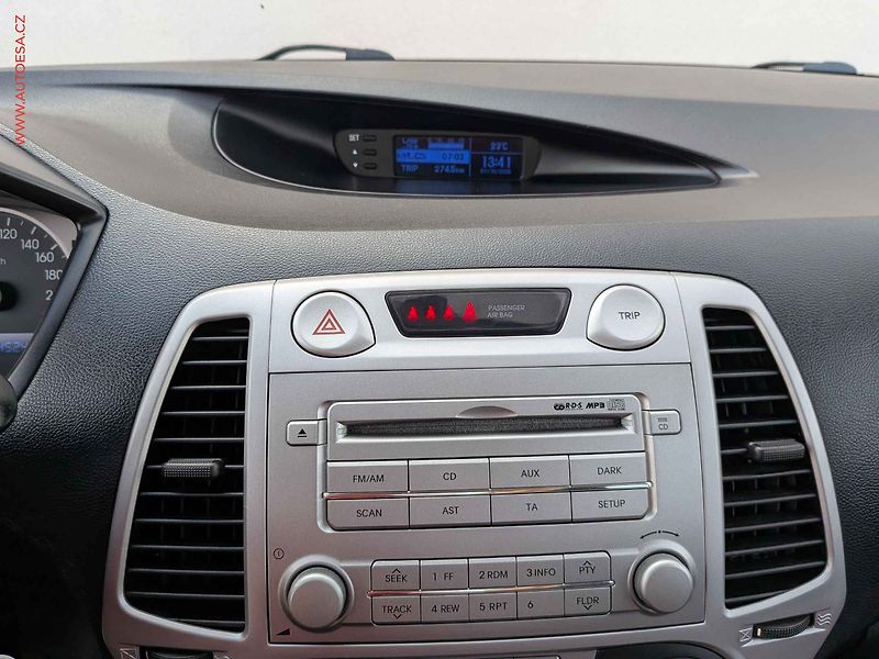 Hyundai i20 (2011) 1.2i, ČR, AC - fotka 11 z 13