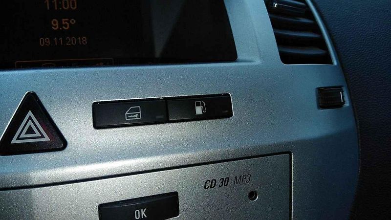 Druhá generace působí dojmem evoluce generace první, kterou pro Opel nakreslila vývojová kancelář Porsche.