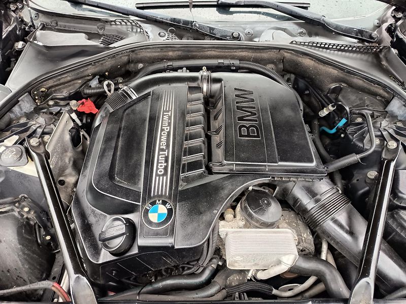 BMW Řada 5 (2011) 535i xDrive - fotka 47 z 50