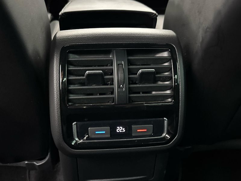Volkswagen Passat R-LINE DSG - fotka 22 z 29