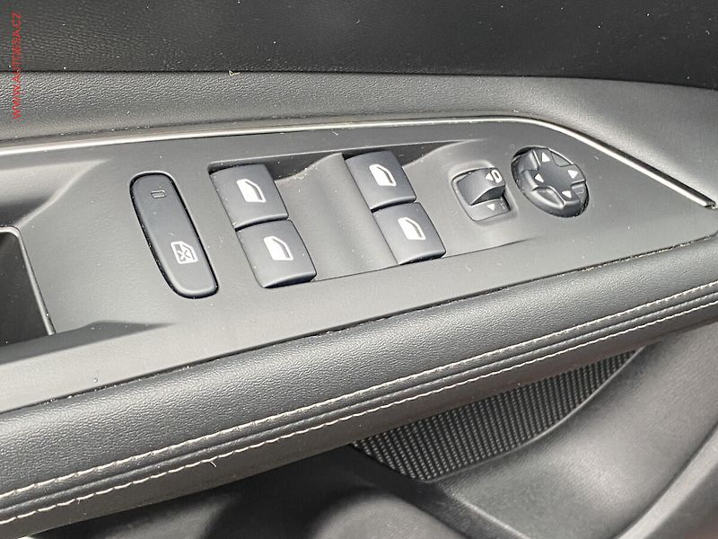 Peugeot 3008 (2019) 1.2PT, Allure, AT, navi - fotka 11 z 19