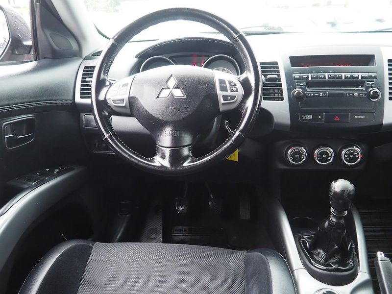 Mitsubishi Outlander (2010) 2.0 DI-D, 123 kW, 4x4 - fotka 15 z 35