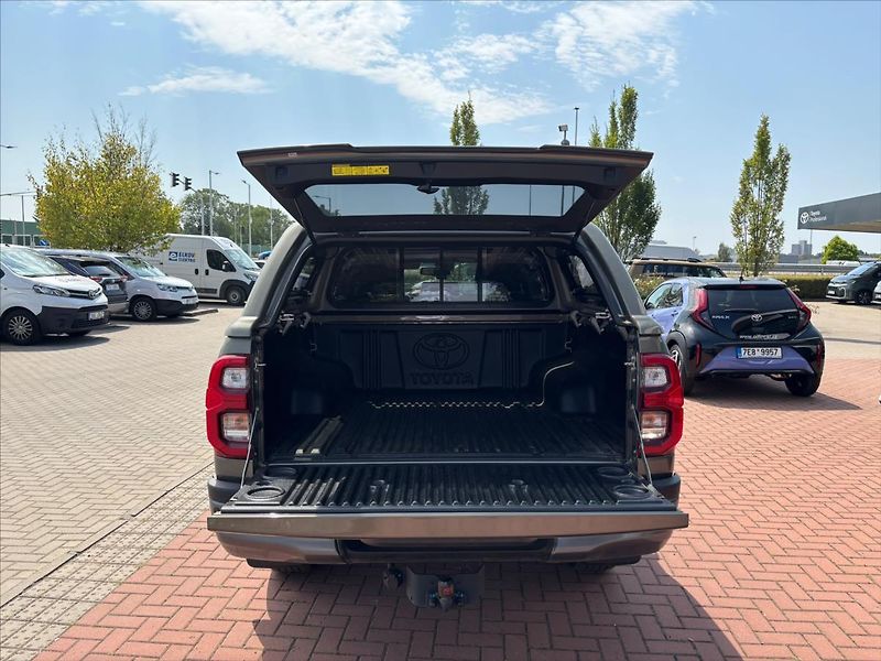 Toyota Hilux 2,8   INVINCIBLE - fotka 5 z 8