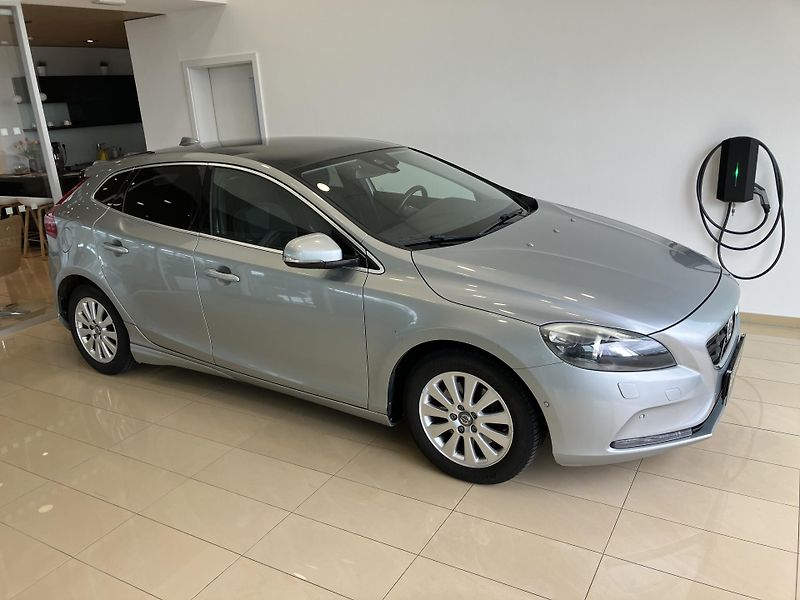 Volvo V40 T3 FWD Momentum MT6 - fotka 2 z 40