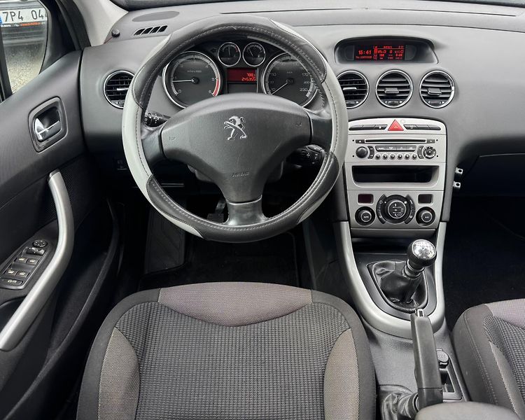Peugeot 308 (2013) - fotka 10 z 12