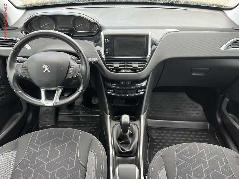 Peugeot 2008 (2017) 1.2 PT - fotka 8 z 19