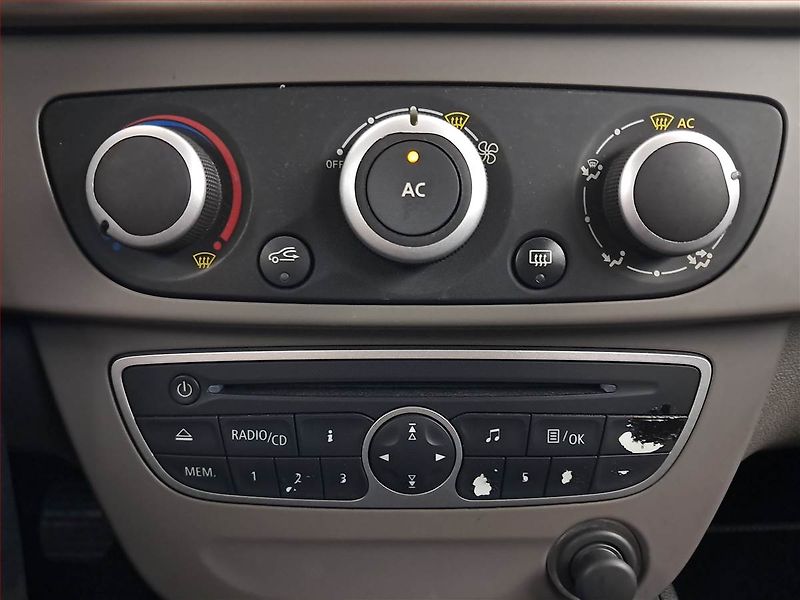 Renault Mégane (2011) 1.6 16V, Tempomat - fotka 13 z 17