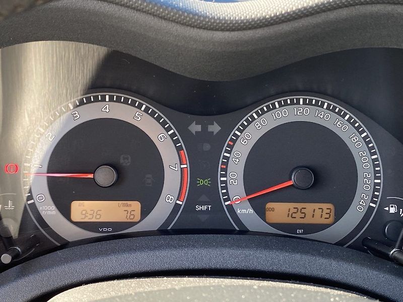 Toyota Auris 1.6i, ČR, Luna, 2x kola - fotka 11 z 15
