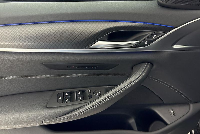 BMW Řada 5 530d xDrive - fotka 15 z 17