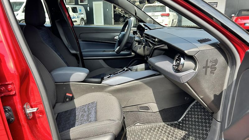 Alfa Romeo Junior 1.2T 145k Ibrida - fotka 13 z 14