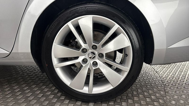 Škoda Superb 2.0 TDI DSG 4x4 Style Combi - fotka 19 z 32