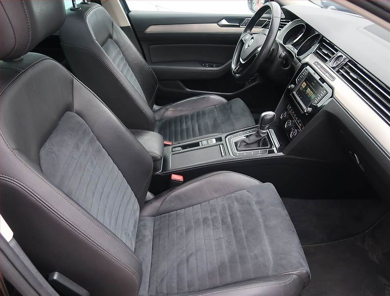 Volkswagen Passat (2016) 2.0 TDI, Automat, Navi - fotka 9 z 23