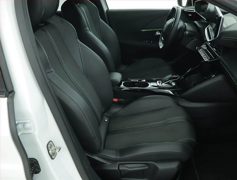 Peugeot 208 (2021) e-GT 50 kWh, SoH 86%, Automat - fotka 9 z 19