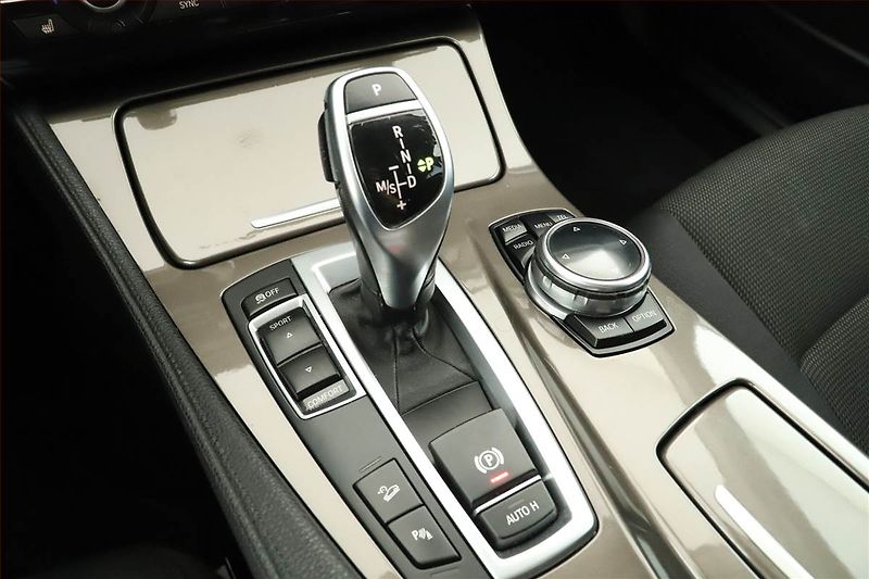 BMW Řada 5 (2014) 535d xDrive, 4X4, Automat - fotka 10 z 20