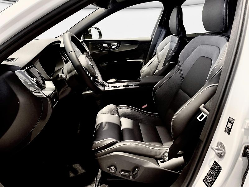 Volvo XC60 (2026) B5 PLUS BLACK + 4SERVIS/ZÁRUKA - fotka 10 z 18