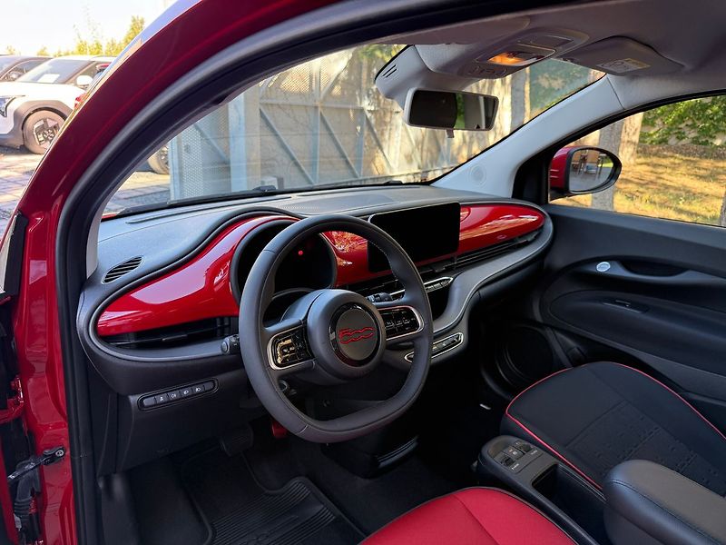 Fiat 500 (2023) RED 70kW Kamera - fotka 12 z 34