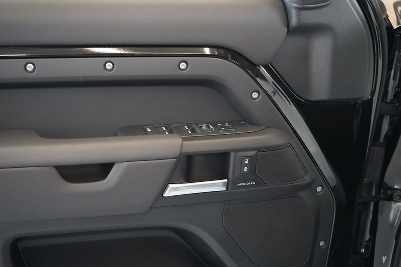 Land Rover Defender 110 D300 X-Dynamic SE - fotka 22 z 42