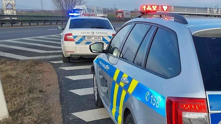 Při kontrole mohou celníci či policisté vymáhat pokuty, které řidič v minulosti nezaplatil. Pokud dluh neutratí, přijde o auto.