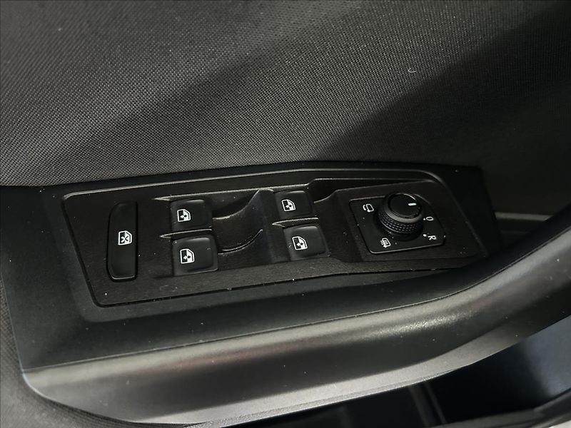 Volkswagen T-Roc 1,0   TSI 85kW,LIFE,1.MAJITEL - fotka 10 z 26