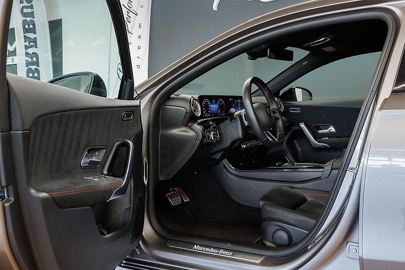 Mercedes-Benz Třídy A (2024) A 200d AMG Line - fotka 18 z 39