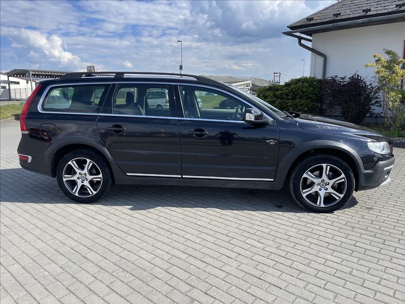 Volvo XC70 2,4 D5 Geartronic Momentum AWD - fotka 33 z 35