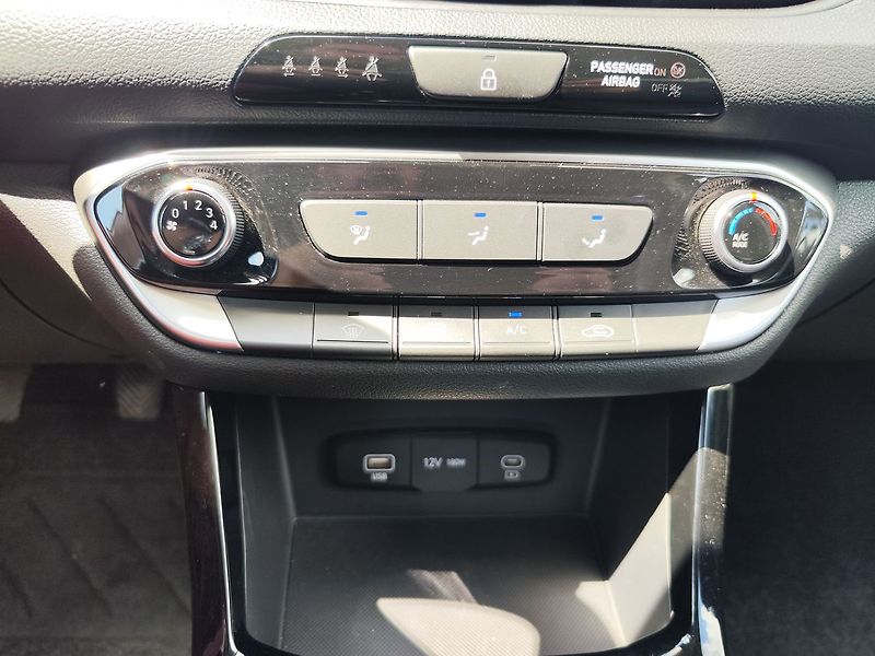 Hyundai i30 1.5i/71kW Smart Climate - fotka 19 z 31