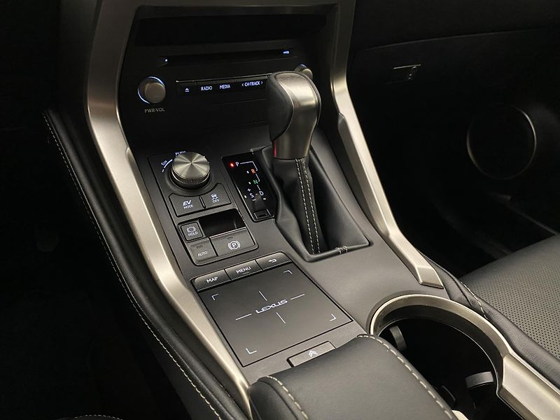 Lexus NX 300h AWD AUT CZ  - fotka 26 z 44