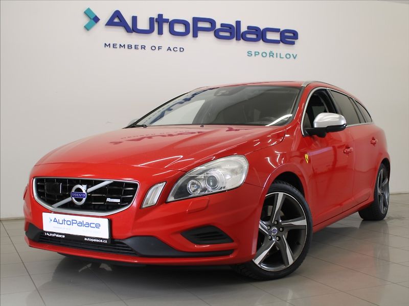 Volvo V60 2,4 D4 AT AWD R-Desing ČR - fotka 1 z 20