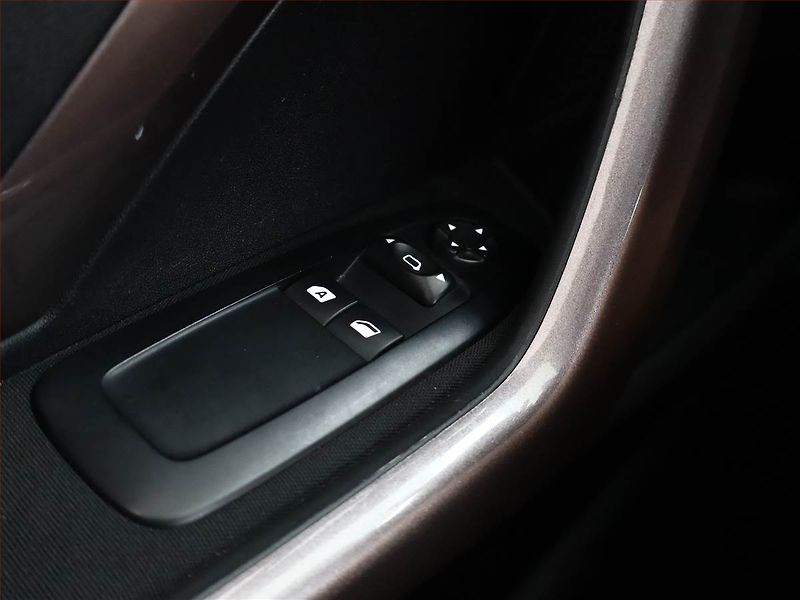 Peugeot 2008 (2015) 1.6 VTi, Tempomat - fotka 15 z 18