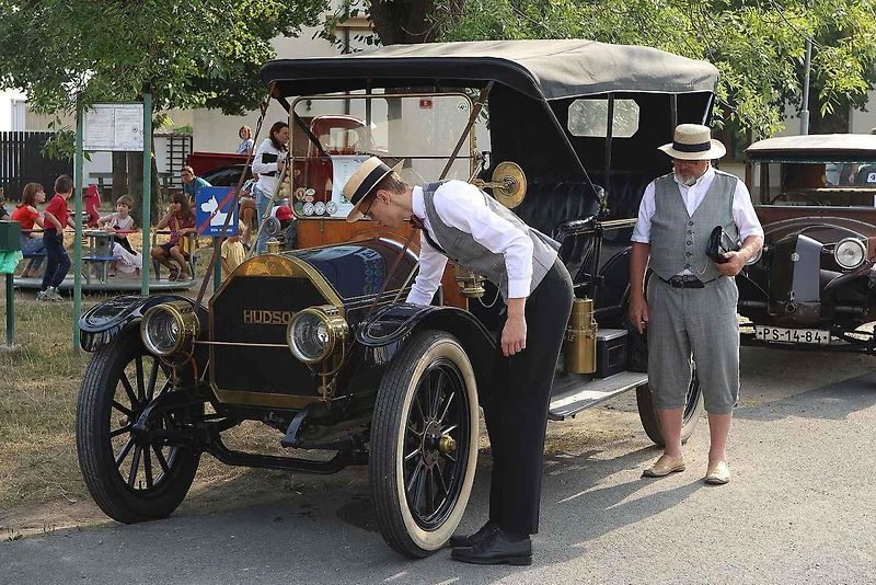 Krása a elegance starých strojů na veteránské vyjížďce plzeňského Veteran Car Clubu v Radobyčicích.
