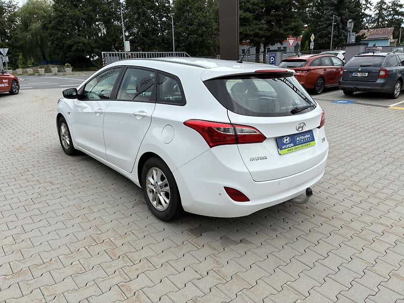 Hyundai i30 1,6i 99kW TAŽNÉ - fotka 5 z 25
