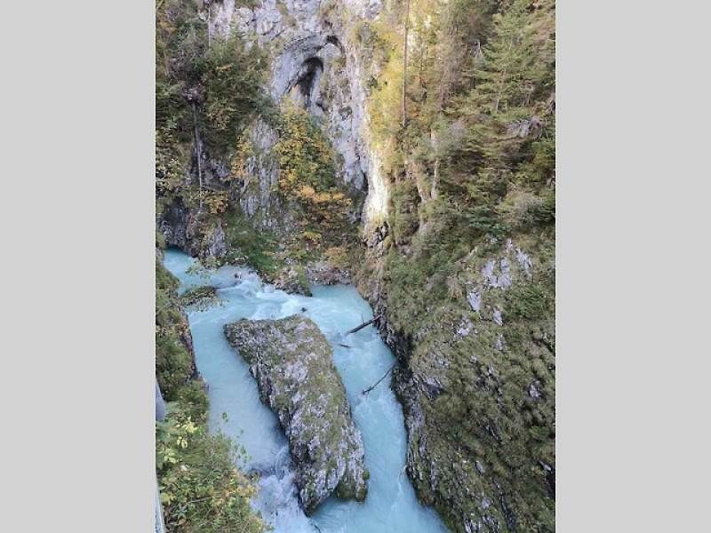 Kouzlo podzimu v Alpách. Tyrolsko hraje všemi barvami: Innsbruck, Muttereralm, Leutascher Geisterklamm, Swarovski Kristallwelten ve fotogalerii Deníku