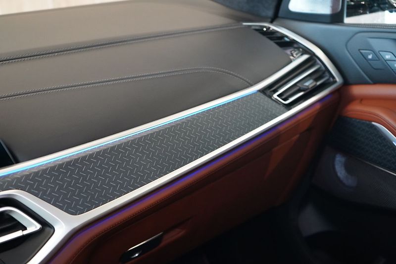 BMW X7 M50i xD, Executive Drive Pro - fotka 42 z 50