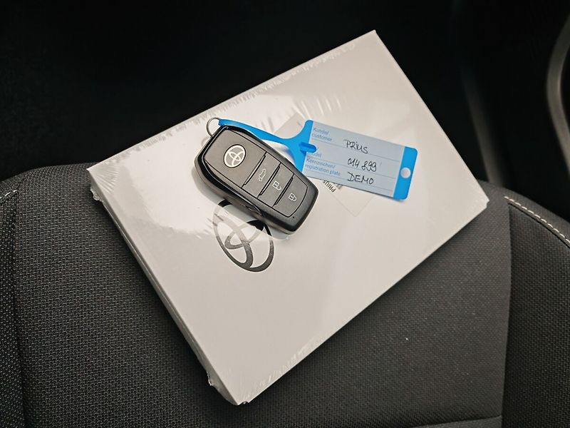 Toyota Prius 2.0 Plug-in Hybrid Prestige - fotka 38 z 38
