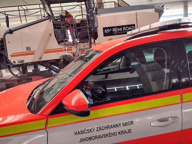 Opatření proti zavlečení slintavky a kulhavky do České republiky na hraničním přechodu Lanžhot - Brodské u dálnice D2 s mimořádným frézováním dezinfekčních van.