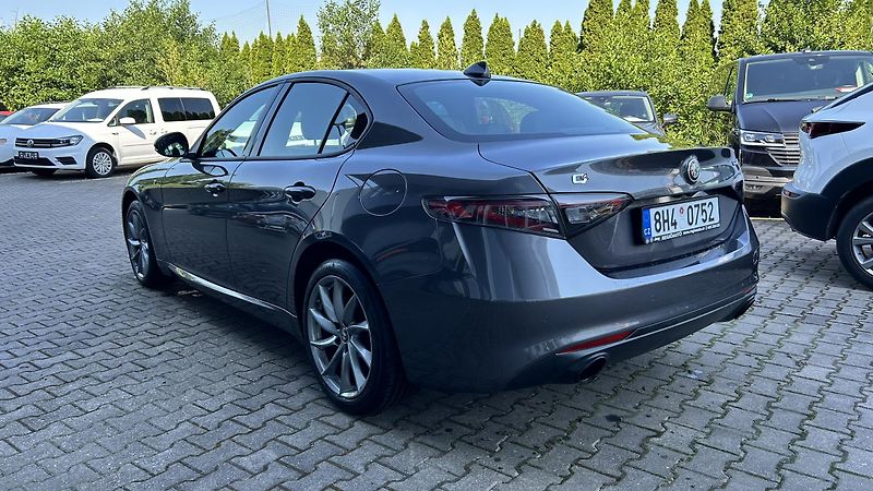 Alfa Romeo Giulia 2.0i 280k Ti  - fotka 4 z 14