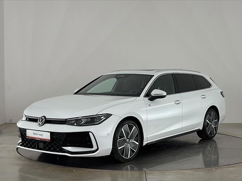 Volkswagen Passat R-Line - fotka 1 z 31