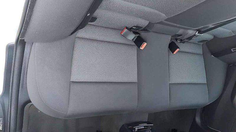 Přední část jakoby byla z většího vozu, než ta zadní. Tuto asymetrii ale BMW dotáhlo do extrému až u některých kusů jedničkové řady.