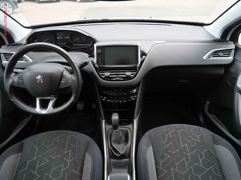 Peugeot 2008 (2018) 1.2PT, AC, park.asist - fotka 8 z 21