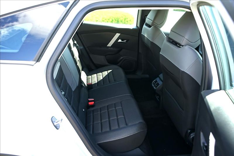 Citroën C4 (2026) 1,2 Hybrid 145k Automatic PLUS - fotka 11 z 21