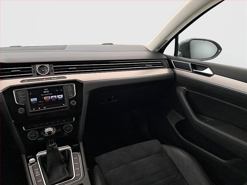 Volkswagen Passat (2014) Highline 2.0 TDI, Kůže, Navi - fotka 8 z 19