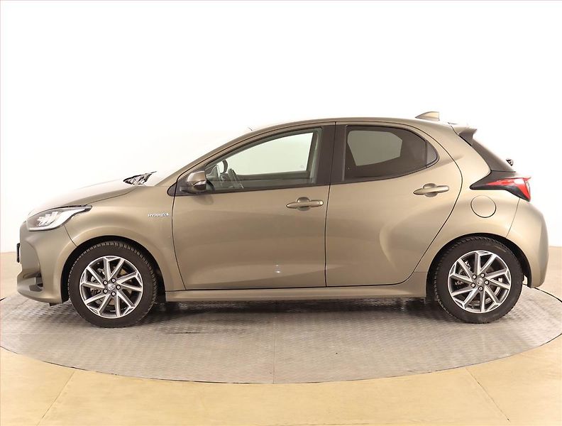 Toyota Yaris (2021) 1.5 VVT-i Hybrid, Automat - fotka 3 z 18