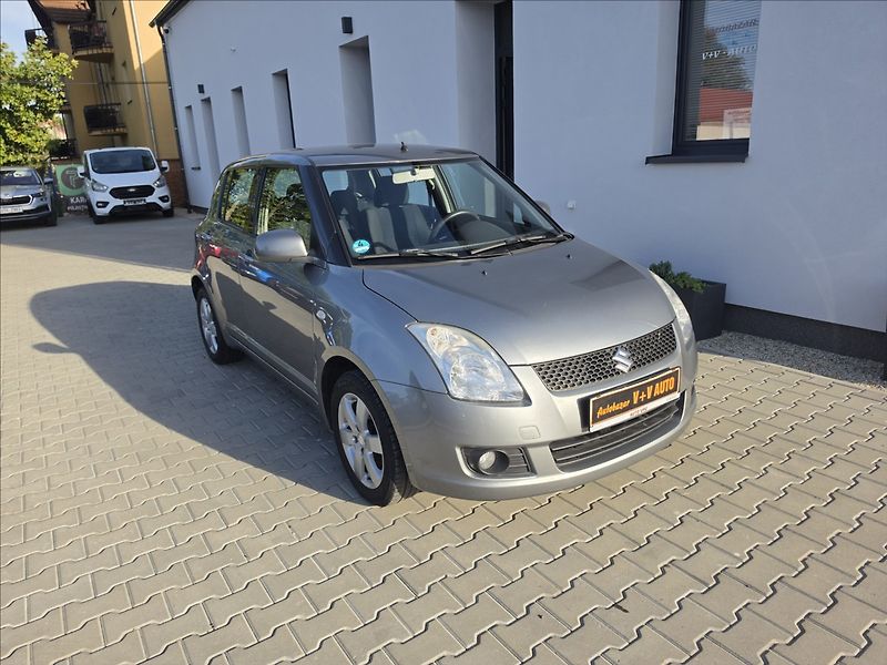 Suzuki Swift 1,3 i 67KW KLIMA ALU STK - fotka 1 z 44