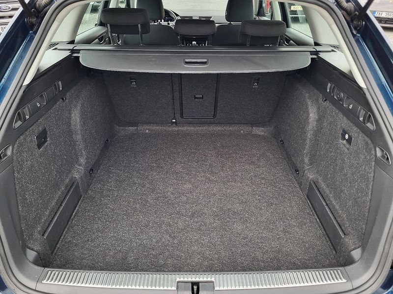 Škoda Superb III FL combi 2.0 TDi DSG STYLE - fotka 44 z 50